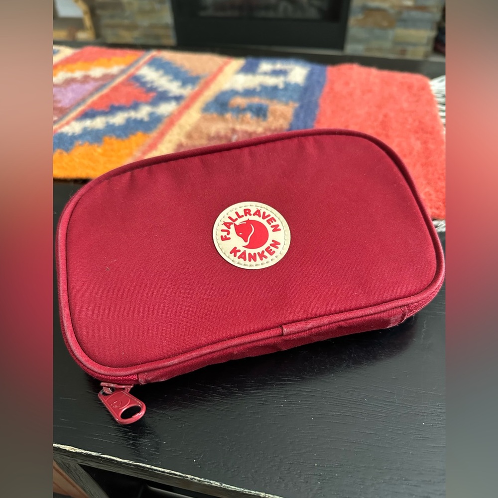 🇸🇪 Fjällräven Kånken Travel Wallet in Deep Red